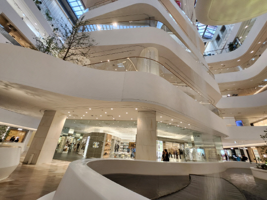 서울 여의도동 더현대 서울 1층 인공폭포 뒤로 보이는 셀린느 팝업 매장.